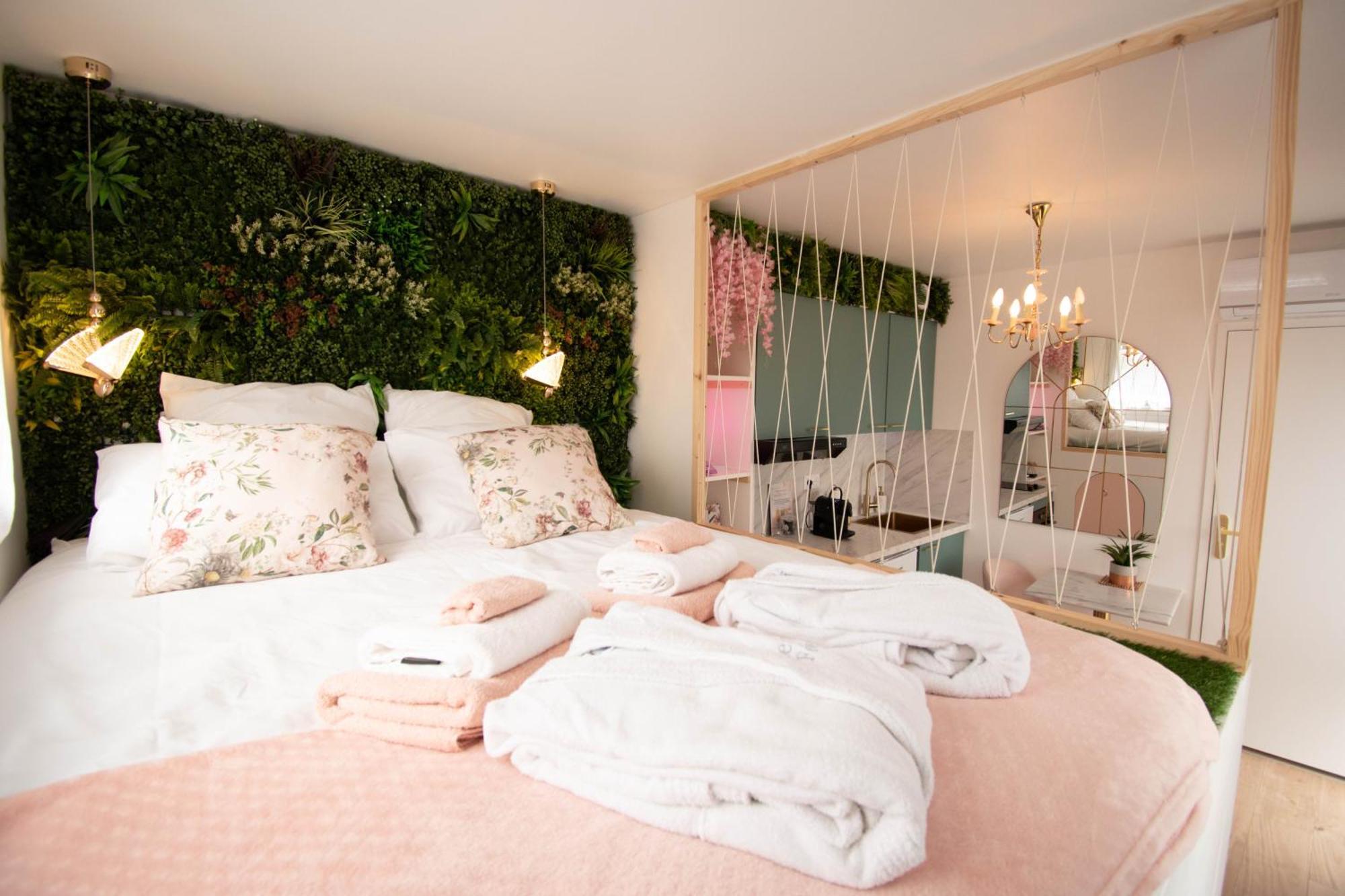 Studio Les 2 Fees - Jacuzzi - Deco Feerique Montfort-sur-Meu Екстериор снимка